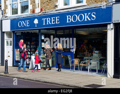 Un arbre Books, une librairie indépendante à Petersfield, Hampshire, Angleterre, Royaume-Uni Banque D'Images