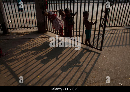 Les sans-abri des enfants jouant dans une porte de bureau à Dhaka Banque D'Images