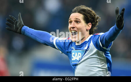 Hoffenheim s'est Sebastian Rudy fête ses 2-1 but durant le match de football Bundesliga allemande entre 1899 Hoffenheim et le VfB Stuttgart dans le Rhein Neckar Arena de Berlin, Allemagne, 14 février 2015. Photo : UWE ANSPACH/dpa (EMBARGO SUR LES CONDITIONS - ATTENTION - En raison de la lignes directrices d'accréditation, le LDF n'autorise la publication et l'utilisation de jusqu'à 15 photos par correspondance sur internet et dans les médias en ligne pendant le match) Banque D'Images