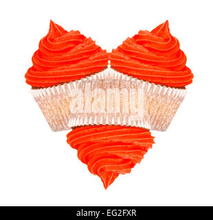 Arrangement en forme de cœur de 3 cupcakes avec glaçage rouge pour la Saint-Valentin, isolé sur fond blanc Banque D'Images