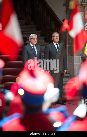 Lima, Pérou. Feb 14, 2015. Ministre fédéral des Affaires étrangères Frank-Walter Steinmeier (L) est reçu par le ministre péruvien des affaires étrangères Gonzalo Gutierrez Reinel avec honneurs militaires en face du ministère des Affaires étrangères à Lima, Pérou, 14 février 2015. Le ministre des Affaires étrangères Steinmeier est accompagné d'une délégation économique sur ses 5 jours de voyage à travers l'Amérique du Sud. Photo : Bernd VON JUTRCZENKA/dpa/Alamy Live News Banque D'Images