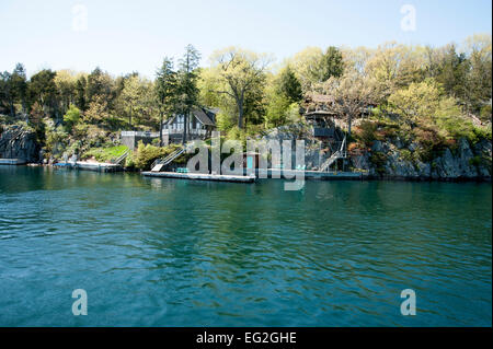 Cottages sur le fleuve Saint-Laurent, dans la région des Mille-Îles, New York, USA Banque D'Images