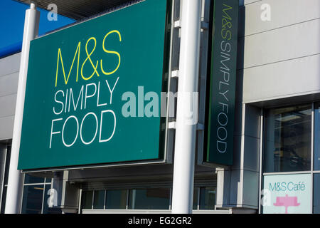 Marks & Spencer Simply Food shop inscrivez-vous à l'extérieur de la ville dans un parc commercial de vente au détail Banque D'Images