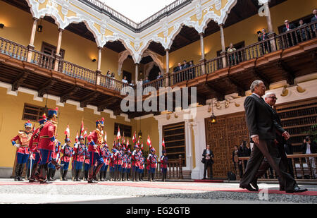 Lima, Pérou. Feb 14, 2015. Ministre fédéral des Affaires étrangères Frank-Walter Steinmeier (R) est reçu par le ministre péruvien des affaires étrangères Gonzalo Gutierrez Reinel avec honneurs militaires en face du ministère des Affaires étrangères à Lima, Pérou, 14 février 2015. Le ministre des Affaires étrangères Steinmeier est accompagné d'une délégation économique sur ses 5 jours de voyage à travers l'Amérique du Sud. Photo : Bernd VON JUTRCZENKA/dpa/Alamy Live News Banque D'Images