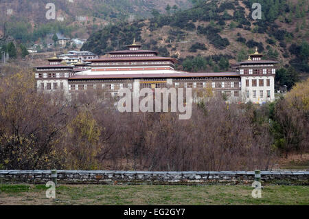 Vue lointaine sur le palais de Samteling ou le Royal Cottage. Résidence du roi actuel du Bhoutan construite en 1974 en l'honneur du 3ème roi du Bhoutan, Jigme Dorji Wangchuck (1928-1972) à Thimphu, la capitale et la plus grande ville du Bhoutan Banque D'Images