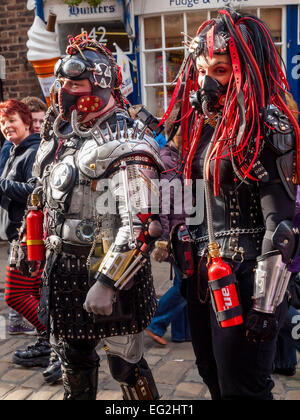 Deux jeunes gens habillés en costumes très élaborés qui s'Cybergoths au Whitby Goth Week End Banque D'Images