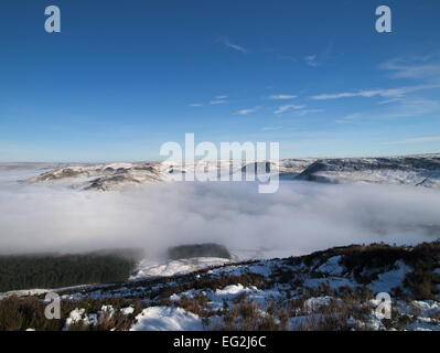 Les nuages bas se remplit Chew Valley alors que la neige recouvre le sommet. Banque D'Images