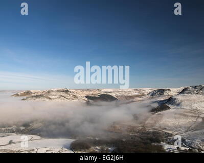 Les nuages bas se remplit Chew Valley alors que la neige recouvre le sommet. Banque D'Images