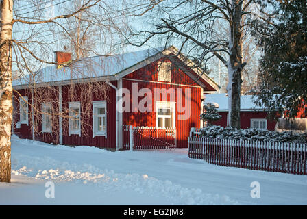 Maison en bois aux murs rouges et aux fenêtres blanches matin d'hiver glacial dans la ville finlandaise de Forssa. Banque D'Images