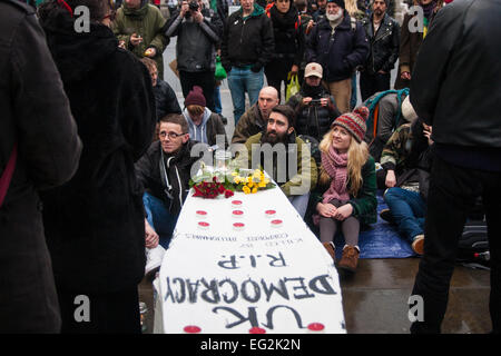 Londres, le 14 février 2015. Quelques dizaines de militants de la démocratie se rassemblent à occuper le Parlement de tenir une Sqyuuare vigile et funérailles de la démocratie britannique, dont ils disent qu'il a été tué par les parlements alliance apparente avec les entreprises au détriment de la '99  %'. Sur la photo : un cercueil constitue la pierre angulaire de la protestation que des haut-parleurs la parole. Banque D'Images