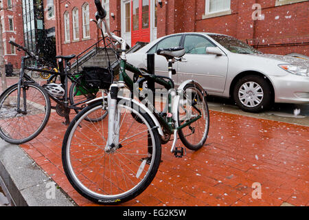 Les vélos stationnés et verrouillé sur un support à vélos publics - USA Banque D'Images