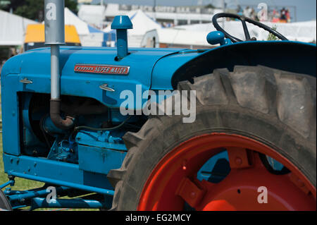 Partielle, close-up of old, classique bleu Fordson Super Major le tracteur garé sur l'affichage à l'pays show - Le grand show du Yorkshire, England, GB, au Royaume-Uni. Banque D'Images