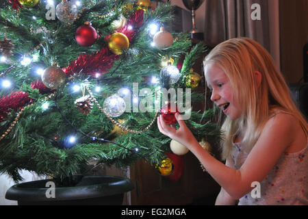 Enfant à la babiole à on Christmas Tree Banque D'Images