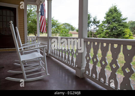 Deux chaises à bascule sont vides sur le porche d'une maison de Governors Island à New York. Banque D'Images