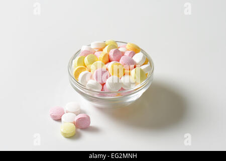 Les bonbons aux fruits sur fond blanc Banque D'Images