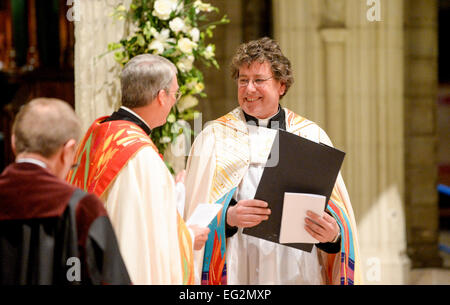 Chichester, UK. Feb 14, 2015. Le très révérend Stephen Waine, l'ancien archidiacre du Dorset, a été installé en tant que nouveau doyen de Chichester aujourd'hui lors d'une cérémonie dans la Cathédrale de Chichester par Mgr Martin Warner. La Reine était représentée par le Seigneur lieutenants de l'Est et l'ouest de Sussex. Le service a également inclus l'évêque de Chichester la bénédiction du nouveau doyen en plaçant ses mains sur la tête de Stephen. L'installation a eu lieu au sein de l'acte de culte pour lequel les cathédrales sont le plus célèbre - la messe chorale. Crédit : Jim Holden/Alamy Live News Banque D'Images