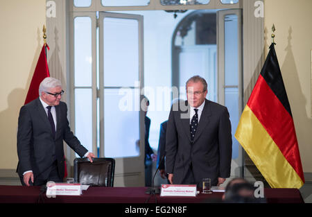 Ministre fédéral des Affaires étrangères Frank-Walter Steinmeier (L) et Ministre péruvien des affaires étrangères Gonzalo Gutierrez Reinel discuter de leurs pourparlers plus tôt lors d'une conférence de presse au ministère des Affaires étrangères à Lima, Pérou, 14 février 2015. Le ministre des Affaires étrangères Steinmeier est accompagné d'une délégation économique sur ses 5 jours de voyage à travers l'Amérique du Sud. Photo : Bernd VON JUTRCZENKA/dpa Banque D'Images