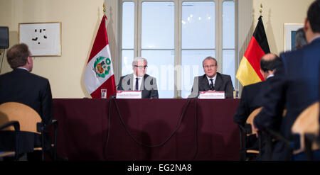 Ministre fédéral des Affaires étrangères Frank-Walter Steinmeier (L) et Ministre péruvien des affaires étrangères Gonzalo Gutierrez Reinel discuter de leurs pourparlers plus tôt lors d'une conférence de presse au ministère des Affaires étrangères à Lima, Pérou, 14 février 2015. Le ministre des Affaires étrangères Steinmeier est accompagné d'une délégation économique sur ses 5 jours de voyage à travers l'Amérique du Sud. Photo : Bernd VON JUTRCZENKA/dpa Banque D'Images