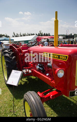 Dans un état impeccable, rouge David Brown 990 Implematic série classic le tracteur est garé et exposées au grand show du Yorkshire, Harrogate, England, UK. Banque D'Images