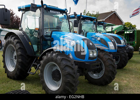 Affichage des machines agricoles (tracteurs Landini nouveau bleu) garés côte à côte, sur un stand au grand show du Yorkshire, England, GB, au Royaume-Uni. Banque D'Images