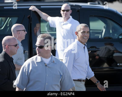 Palm Springs, Californie, USA. Feb 14, 2015. Le président américain Barack Obama est arrivé à l'Aéroport International de Palm Springs le samedi en milieu de matinée à bord d'Air Force One sur un vol court de San Francisco. Le Président agité, avant de descendre les escaliers pour le tarmac et a été accueilli par le maire de Palm Springs. Avant de partir dans son cortège pour un service jeu de golf avec des amis, le Président se dirigea vers un petit groupe de personnes en attente d'être dit de la famille du personnel de la Maison Blanche et des services secrets ainsi que la police locale. Crédit : David Bro/ZUMA/Alamy Fil Live News Banque D'Images