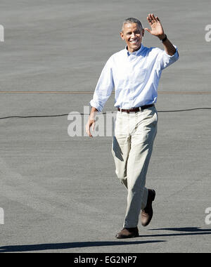 Palm Springs, Californie, USA. Feb 14, 2015. Le président américain Barack Obama est arrivé à l'Aéroport International de Palm Springs le samedi en milieu de matinée à bord d'Air Force One sur un vol court de San Francisco. Le Président agité, avant de descendre les escaliers pour le tarmac et a été accueilli par le maire de Palm Springs. Avant de partir dans son cortège pour un service jeu de golf avec des amis, le Président se dirigea vers un petit groupe de personnes en attente d'être dit de la famille du personnel de la Maison Blanche et des services secrets ainsi que la police locale. Crédit : David Bro/ZUMA/Alamy Fil Live News Banque D'Images