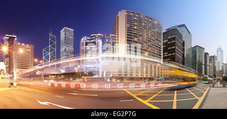 Panorama d'une route très fréquentée à Hong Kong de jour à nuit Banque D'Images