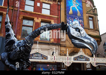 Blackpool, Lancashire, Royaume-Uni, 14 février 2015. Close-Act Theatre est une société internationale de théâtre de rue utilisant des costumes de style « saure » de dinosaure de 18 pieds de haut. Le festival annuel de Circus & Performance Showzam de Blackpool ! LeftCoast travaillant en partenariat avec Visit Blackpool présente “Circus Town” une attraction à mi-parcours mettant en évidence les meilleures entreprises de cirque, artistes et artistes du Royaume-Uni. Plus de 40 représentations distinctes ont lieu dans les rues pour le Festival du plaisir annuel de février de la ville. Banque D'Images