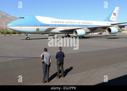 Palm Springs, Californie, USA. Feb 14, 2015. Le président américain Barack Obama est arrivé à l'Aéroport International de Palm Springs le samedi en milieu de matinée à bord d'Air Force One sur un vol court de San Francisco. Le Président agité, avant de descendre les escaliers pour le tarmac et a été accueilli par le maire de Palm Springs. Avant de partir dans son cortège pour un service jeu de golf avec des amis, le Président se dirigea vers un petit groupe de personnes en attente d'être dit de la famille du personnel de la Maison Blanche et des services secrets ainsi que la police locale.---dans la photo deux agents des services secrets se tenir par que l'air Banque D'Images