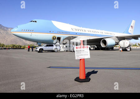 Palm Springs, Californie, USA. Feb 14, 2015. Le président américain Barack Obama est arrivé à l'Aéroport International de Palm Springs le samedi en milieu de matinée à bord d'Air Force One sur un vol court de San Francisco. Le Président agité, avant de descendre les escaliers pour le tarmac et a été accueilli par le maire de Palm Springs. Avant de partir dans son cortège pour un service jeu de golf avec des amis, le Président se dirigea vers un petit groupe de personnes en attente d'être dit de la famille du personnel de la Maison Blanche et des services secrets ainsi que la police locale.-----un cône d'avertissement et de signer est exposé le marquage d'un listing complet Banque D'Images