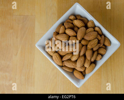 Un bol plein de carrés amandes coeur en santé Banque D'Images