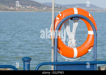 Bouée Orange avec une corde au Lac Balaton Banque D'Images