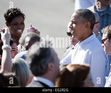 Palm Springs, Californie, USA. Feb 14, 2015. Le président américain Barack Obama est arrivé à l'Aéroport International de Palm Springs le samedi en milieu de matinée à bord d'Air Force One sur un vol court de San Francisco. Le Président agité, avant de descendre les escaliers pour le tarmac et a été accueilli par le maire de Palm Springs. Avant de partir dans son cortège pour un service jeu de golf avec des amis, le Président se dirigea vers un petit groupe de personnes en attente d'être dit de la famille du personnel de la Maison Blanche et des services secrets ainsi que la police locale. Crédit : David Bro/ZUMA/Alamy Fil Live News Banque D'Images