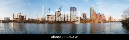 Une vue de jour de l'horizon d'Austin, Texas, USA prendre à partir de la rive sud du lac Lady Bird. Banque D'Images