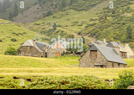 Cottages en pierre dans la région de Granges du Moudang (1520m). Fabian (Aragnouet). Hautes Pyrenees. Francia. Banque D'Images