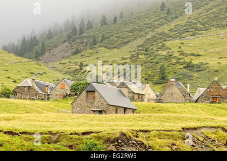 Cottages en pierre dans la région de Granges du Moudang (1520m). Fabian (Aragnouet). Hautes Pyrenees. Francia. Banque D'Images