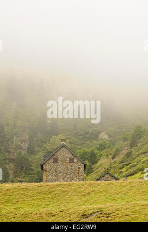 Cottages en pierre dans la région de Granges du Moudang (1520m). Fabian (Aragnouet). Hautes Pyrenees. Francia. Banque D'Images