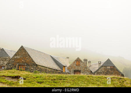 Cottages en pierre dans la région de Granges du Moudang (1520m). Fabian (Aragnouet). Hautes Pyrenees. Francia. Banque D'Images