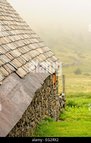 Cottages en pierre dans la région de Granges du Moudang (1520m). Fabian (Aragnouet). Hautes Pyrenees. Francia. Banque D'Images