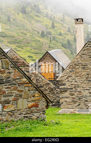 Cottages en pierre dans la région de Granges du Moudang (1520m). Fabian (Aragnouet). Hautes Pyrenees. Francia. Banque D'Images