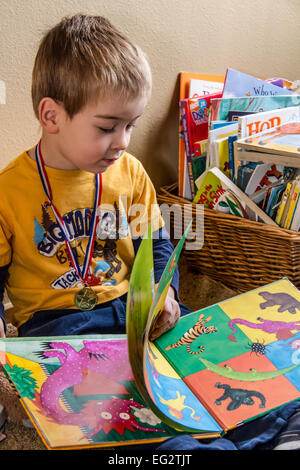 Quatre ans en lecture profonde concentration pour lui-même et profiter de l'hôtel - images - photos Banque D'Images