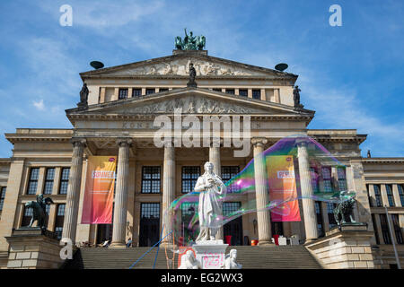 Sculpture de Friedrich Schiller et la salle de concert sur la place de Gendarmenmarkt à Berlin, capitale de l'Allemagne, l'Europe. Banque D'Images