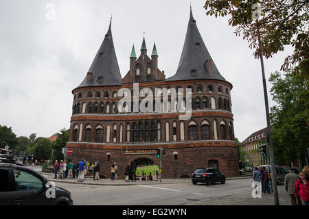 La porte Holsten ('Holstein Tor', plus tard 'Holstentor') du côté de la ville, Lubeck, Allemagne, Europe Banque D'Images