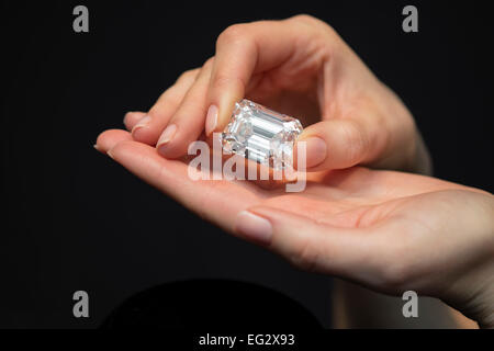 Sotheby's dévoile une 100 carats de diamants parfait dans un style classique, coupe d'émeraude et de personnes impeccable, chez Sotheby's, Londres, Royaume-Uni, le 13 février 2015. En raison de l'être mis aux enchères à Sotheby's de magnifiques bijoux Vente aux enchères à New York le 21 avril 2015, où il est prévu de vendre pour un montant de 19 à 25 millions de dollars. Banque D'Images