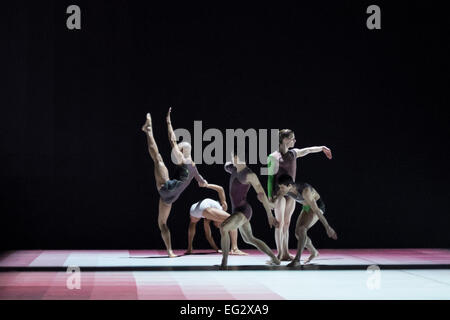 Londres, Royaume-Uni. Feb 13, 2015. Wayne McGregor / Random Dance, effectuée à Atomos Sadler's Wells, Londres, Royaume-Uni, le 13 février 2015. Chorégraphe contemporain Atomos, par Wayne McGregor, retourné à Sadler's Wells sur Vendredi 13 et samedi 14 février 2015. Il a été effectué par les 10 danseurs de la Troupe du Sadler's Wells Wayne McGregor | Random Dancel. Credit : Melissa North/Alamy Live News Banque D'Images