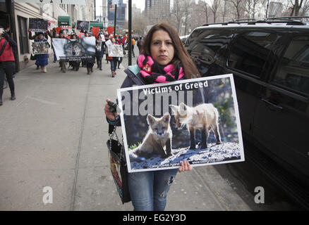 NY, NY, USA. Feb 14, 2015. Les défenseurs des droits des animaux ont ouvert leur coeur en signe de protestation le jour de la Saint-Valentin ; marcher sur la 5e Avenue à Bergdorf Goodman ; un département de produits de luxe boutique qui vend des fourrures ; envoyer le message que l'achat de la fourrure est un crime contre les animaux. Crédit : David Grossman/Alamy Live News Banque D'Images