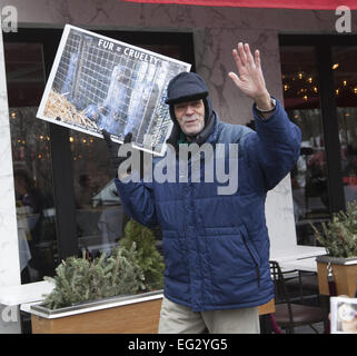 NY, NY, USA. Feb 14, 2015. Les défenseurs des droits des animaux ont ouvert leur coeur en signe de protestation le jour de la Saint-Valentin ; marcher sur la 5e Avenue à Bergdorf Goodman ; un département de produits de luxe boutique qui vend des fourrures ; envoyer le message que l'achat de la fourrure est un crime contre les animaux. Crédit : David Grossman/Alamy Live News Banque D'Images