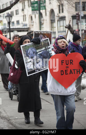 Les défenseurs des droits des animaux ont ouvert leur coeur en signe de protestation le jour de la Saint-Valentin ; marcher sur la 5e Avenue à Bergdorf Goodman ; un département de produits de luxe boutique qui vend des fourrures ; envoyer le message que l'achat de la fourrure est un crime contre les animaux. Banque D'Images