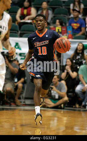 Honolulu, Hawaii, USA. Feb 14, 2015. Cal State Fullerton Titans guard Lanerryl Johnson # 10 au cours de l'action entre la Cal State Fullerton Titans contre l'Hawaii Rainbow Warriors au shérif Stan Center à Honolulu, Hawaï. Credit : Cal Sport Media/Alamy Live News Banque D'Images