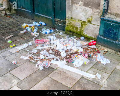 Déchets ménagers et des déchets éparpillés sur la chaussée couché - France. Banque D'Images